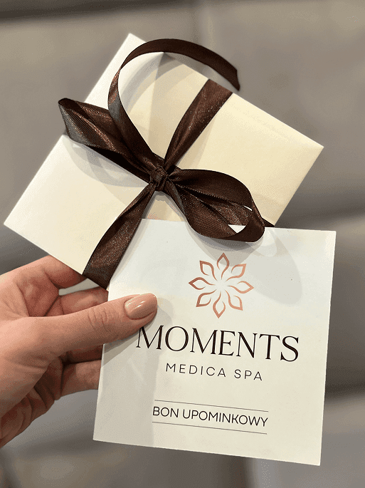 Bon Upominkowy Moments Medica SPA Gdańsk w eleganckiej kopercie podarunkowej – podaruj w prezencie relaks w luksusowym spa.